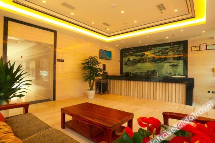 Holiday Sunshine Hotel