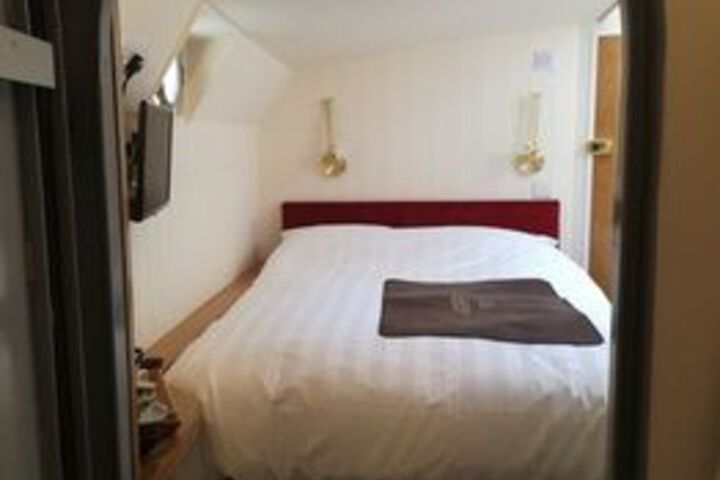 Room 27 of 37