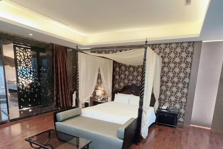 Room 27 of 82