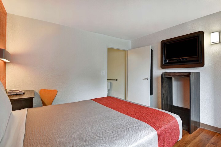 1 Queen Bed (3 of 4)