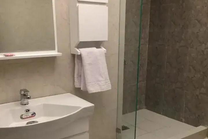 Room 5 of 10