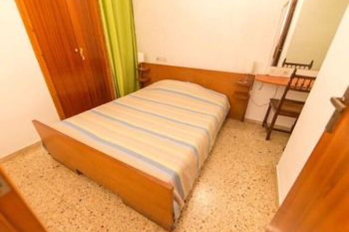 Room 9 of 28