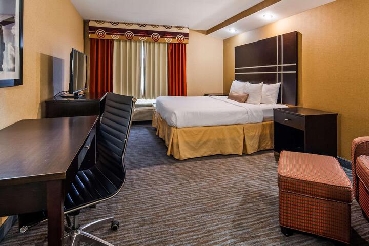 Suite 1 King Bed 2 Rooms Sofa Bed Microwave and Refrigerator High Speed Internet Accessible Coffee Maker Full Breakfast (7 of 7)