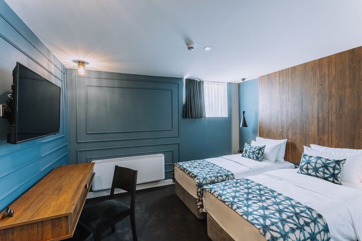 Room 7 of 98