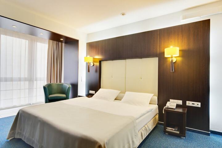 Room 4 of 37