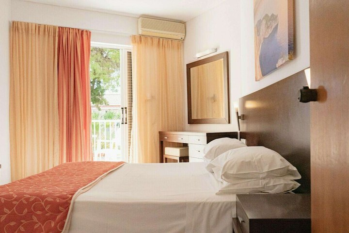 Room 32 of 184