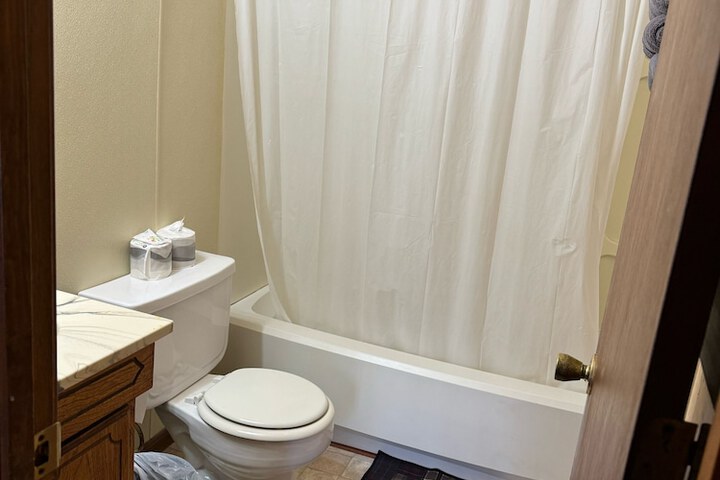 Room 5 of 8