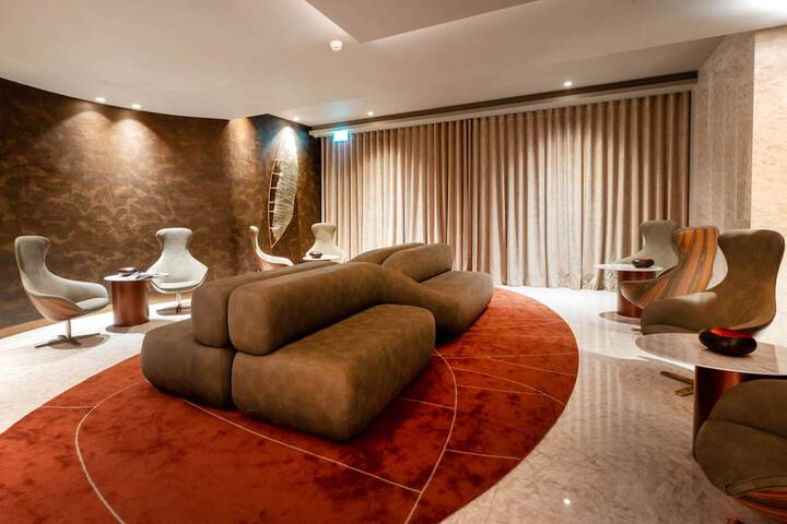 Entrance & Lobby