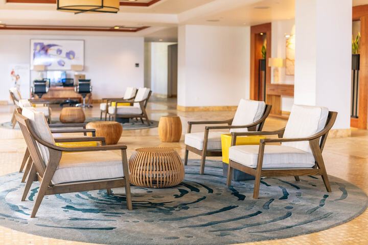 Lobby lounge