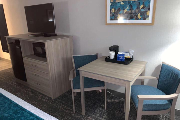 2 Queen Beds Microwave and Refrigerator Full Breakfast (11 of 14)