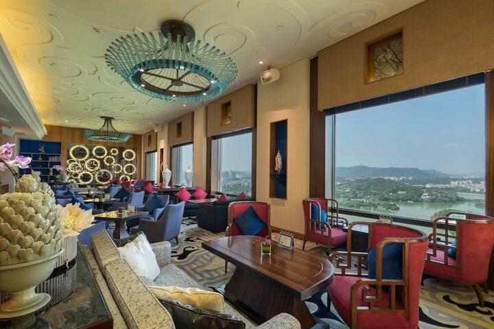 Lounge 29 of 34