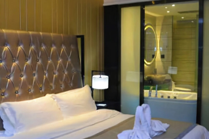 Room 4 of 7