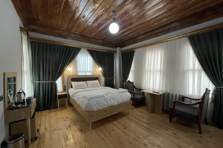 Room 16 of 100