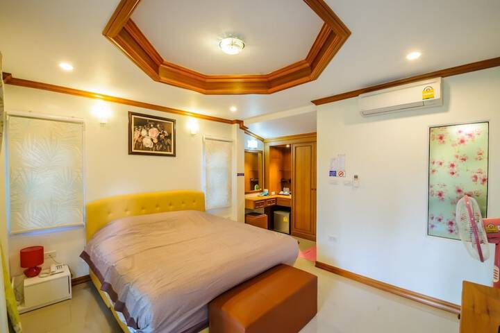Room 3 of 28