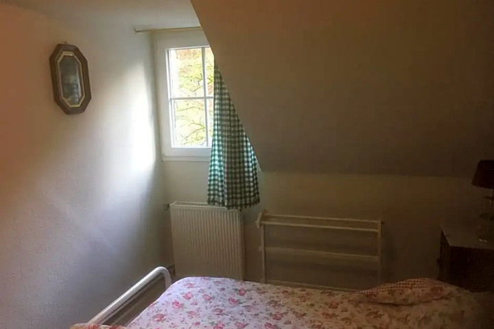 Room 6 of 18
