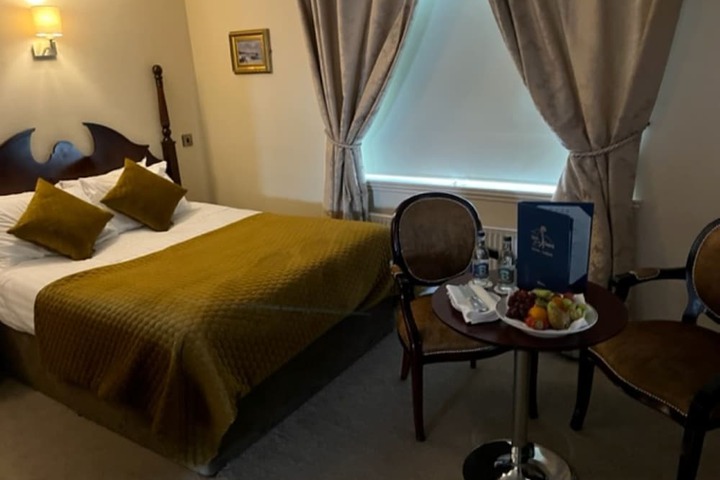 Room 10 of 33