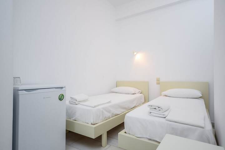 Room 4 of 107