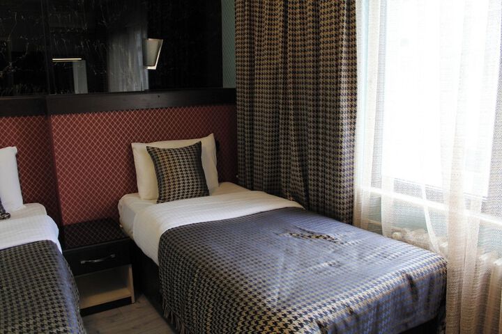 Room 6 of 33