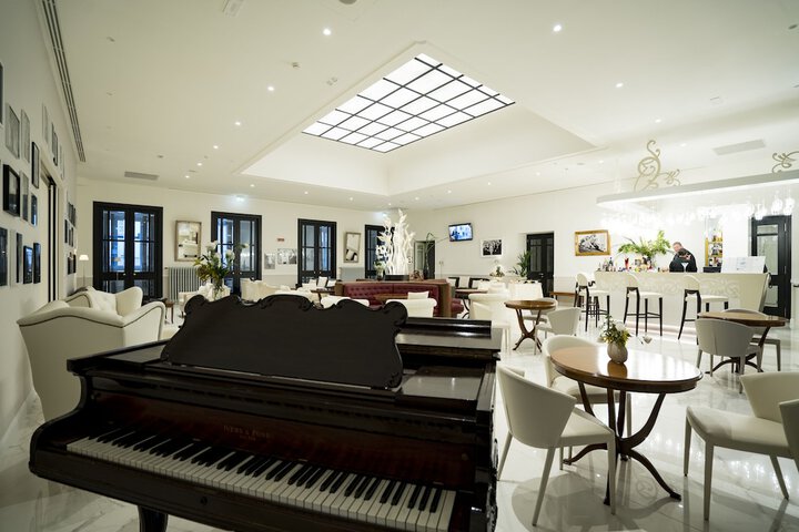 Lounge 53 of 70