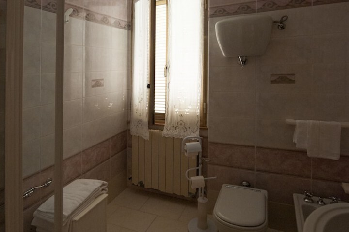 Room 14 of 33