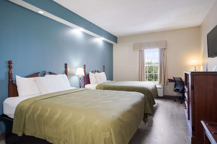 2 Queen Beds (1 of 17)