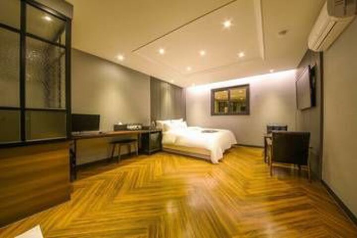 Room 8 of 16