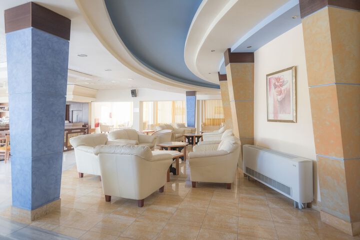 Lounge 72 of 107
