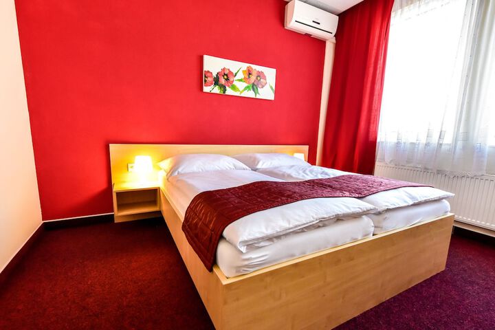 Room 6 of 33