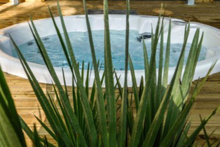 Hot Tub 7 of 16