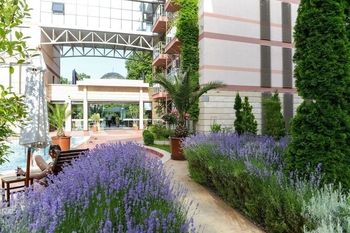 Hotel Exterior 23 of 34