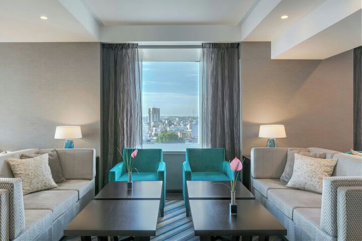 Lounge 80 of 90
