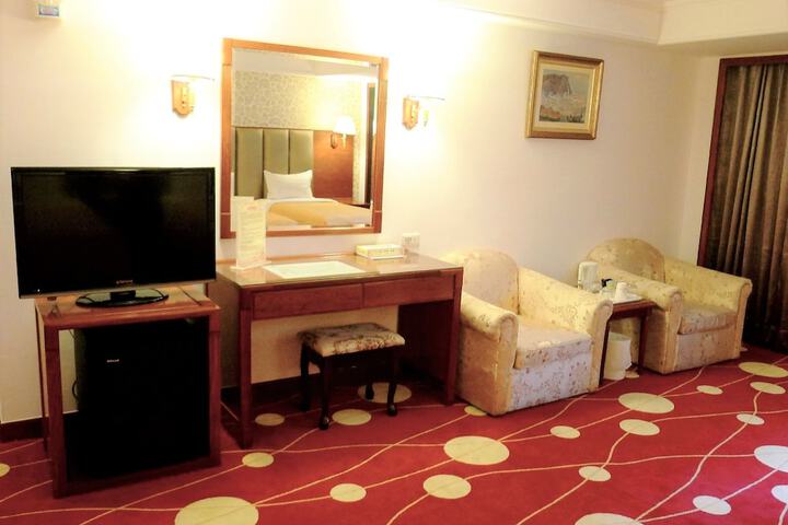 Room 32 of 81
