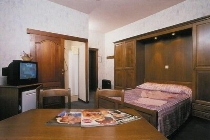 Room 6 of 37