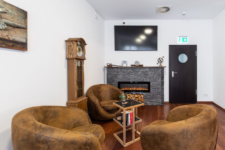 Lounge 26 of 35