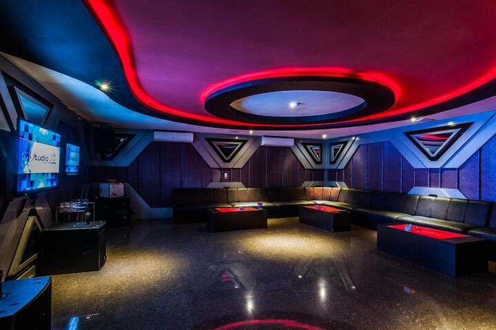 Lounge 68 of 72