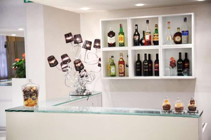 Lounge 83 of 93