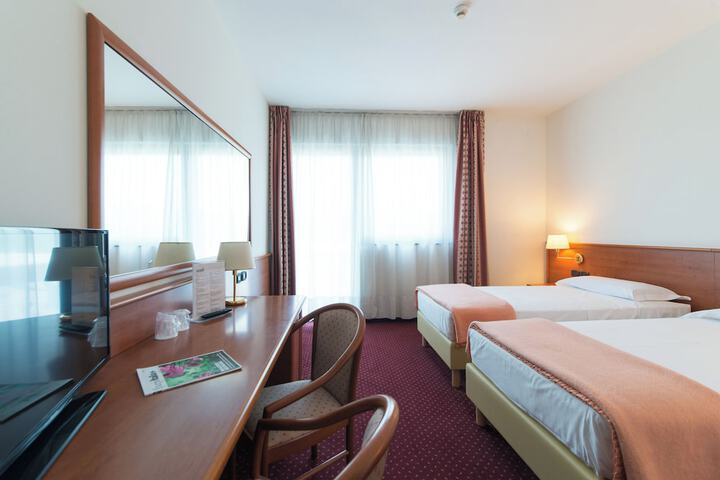Room 13 of 33