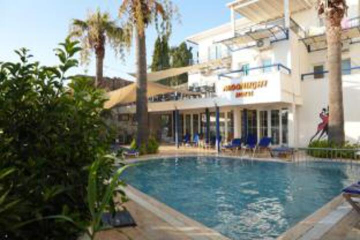 Tiana Moonlight Hotel