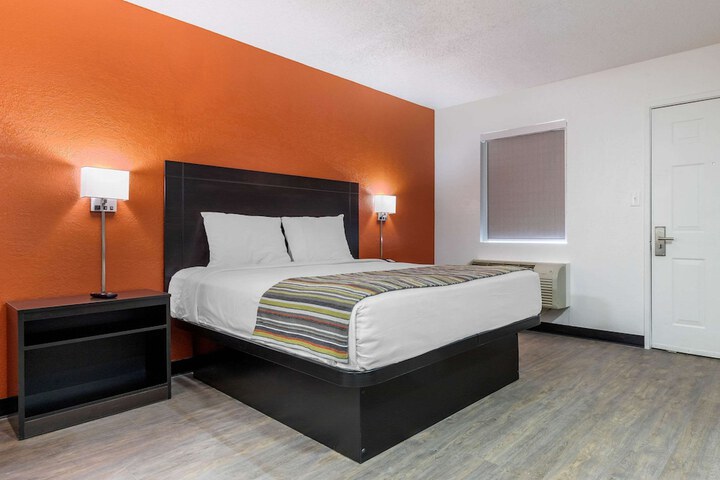 1 Queen Bed (27 of 34)