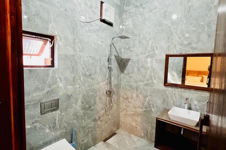 Room 8 of 12