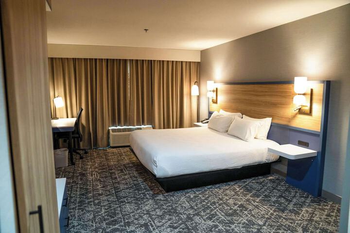 1 King Bed (3 of 12)