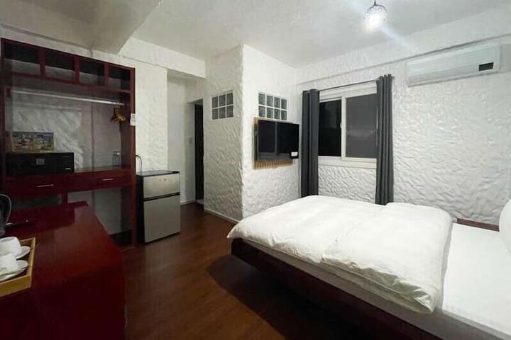 Room 10 of 80