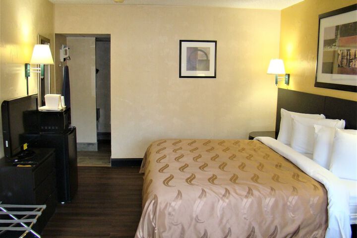 1 King Bed (10 of 23)