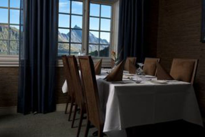 Dining 94 of 106