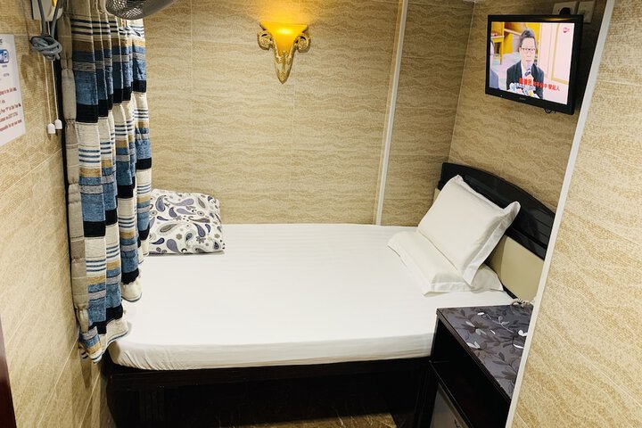 Room 27 of 142