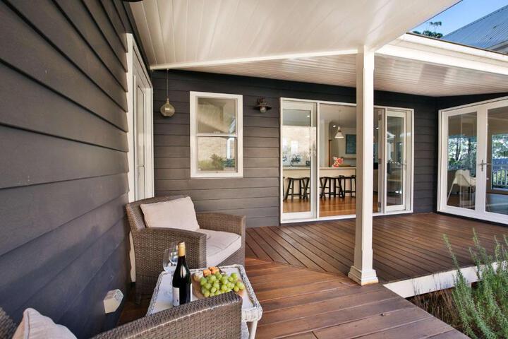 This Is It - stylish 4-bedroom Vincentia retreat