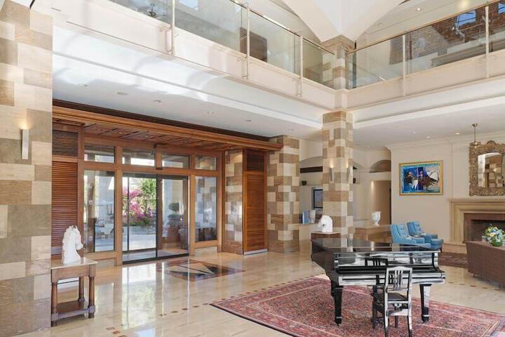 Entrance & Lobby