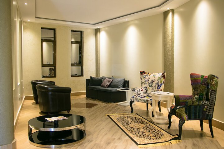 Lounge 34 of 49