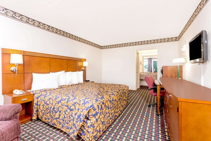 1 King Bed (6 of 12)