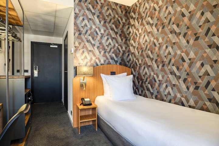 Room 9 of 44